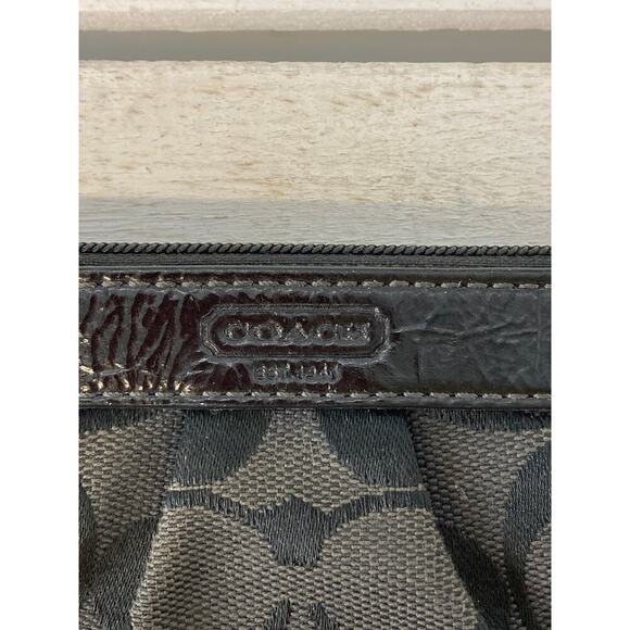 COACH SMALL BLACK GRAY SIGNATURE PRINT LEATHER TRIM WRISLTET - Picture 4 of 12